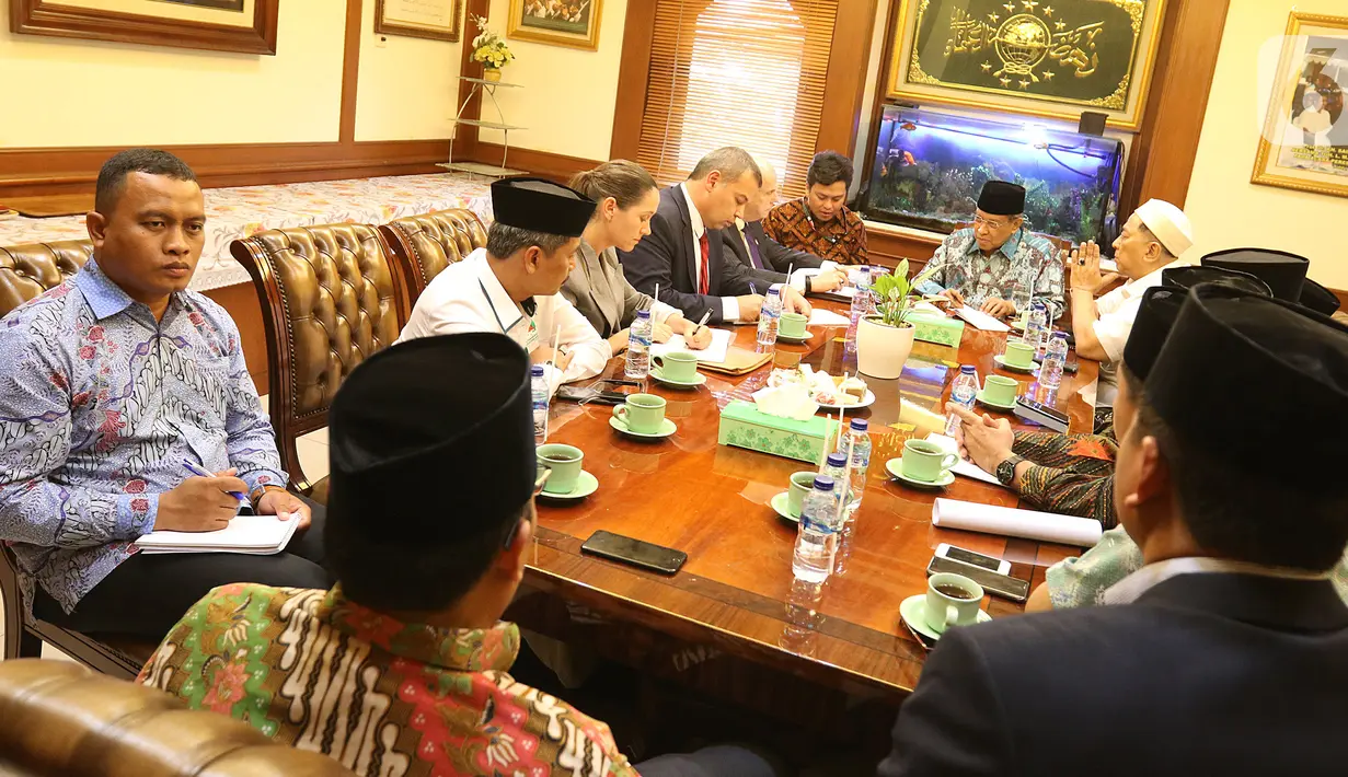 Ketua Umum Pengurus Besar Nahdlatul Ulama (PBNU), Said Aqil Siradj menerima Duta Besar AS untuk Indonesia Joseph R Donovan Jr. di Jakarta, Senin (21/10/2019). Pertemuan tersebut saling tukar-menukar pandangan terkait berbagai persoalan yang melanda akhir-akhir ini. (Liputan6.com/Herman Zakharia)
