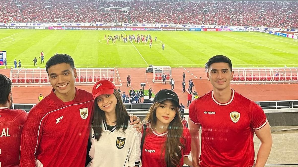 Potret 7 Pasangan Artis Nonton Timnas di GBK, Kompak Kenakan Jersey