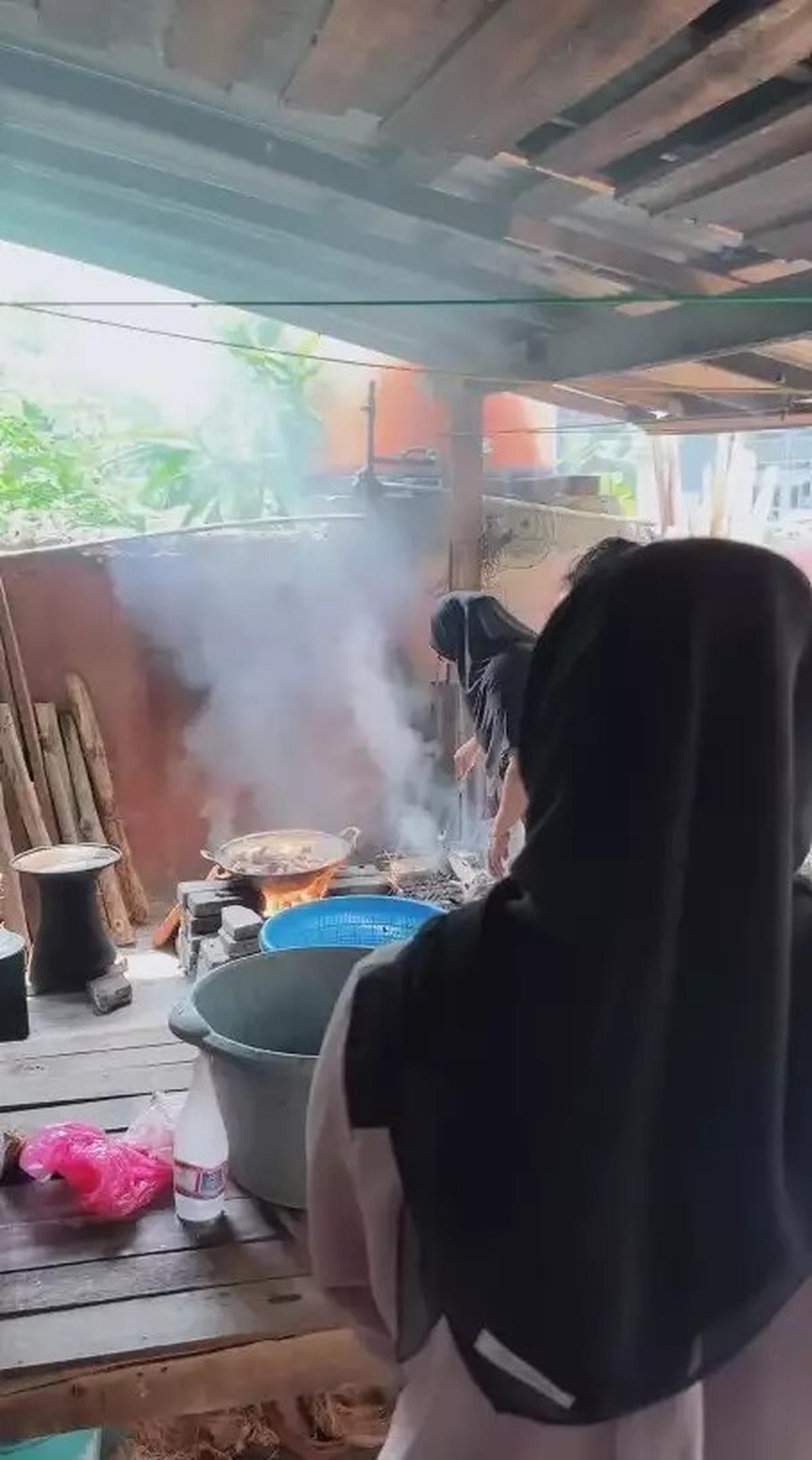 5 Potret Dapur di Rumah Masa Kecil Atta Halilintar, Sangat Sederhana Masak Masih Pakai Tungku dan Kayu Bakar