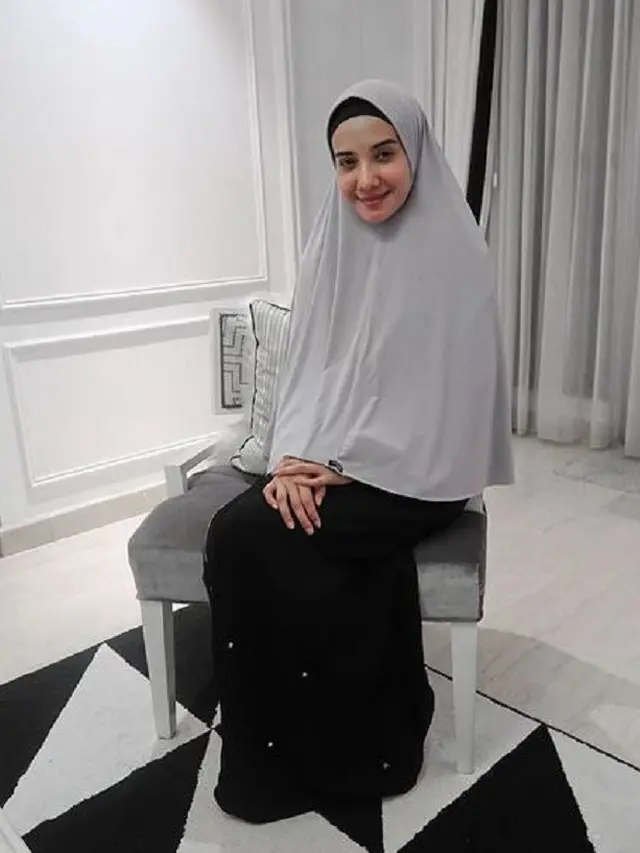 [Bintang] Tampil Minimalis, Zaskia Sungkar Tunjukkan Sisi Elegan dalam Balutan Hijab Syar'i