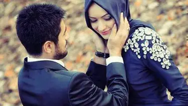 13 Foto Momen Manis Dan Romantis Pasangan Suami Istri Muslim Fimela Fimela Com