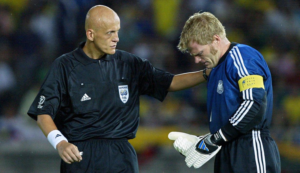 Wasit Pierluigi Collina bercengkrama dengan kiper Jerman, Oliver Kahn pada laga final Piala Dunia 2002 antara Jerman melawan Brasil yang berlangsung di International Stadium Yokohama, Jepang, 30 Juni 2002. (AFP/Pedro Ugrate)