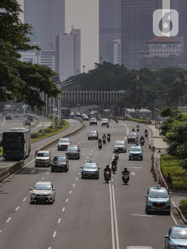 Sejumlah kendaraan melintasi Jalan Sudirman, Jakarta, Senin (13/4/2020). Hari ke-4 penerapan Pembatasan Sosial Berskala Besar (PSBB) di DKI yang dimulai sejak 10 April hingga 23 April 2020, arus lalu lintas di ruas jalan protokol  tersebut masih ramai kendaraan. (Liputan6.com/Faizal Fanani)