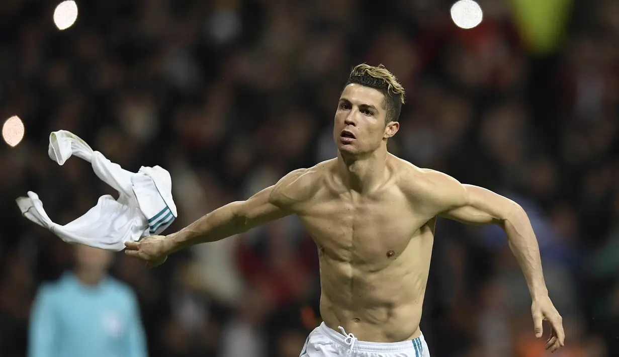 Striker Real Madrid, Cristiano Ronaldo, melepas baju untuk melakukan selebrasi usai mencetak gol ke gawang Juventus pada laga Liga Champions di Stadion Santiago Bernabeu, Rabu (11/4/2018). Real Madrid takluk 1-3 dari Juventus. (AFP/Oscar Del Pozo)