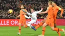 Striker Antoine Griezmann menendang bola dari kawalan tiga pemain Belanda selama pertandingan Liga Bangsa-Bangsa UEFA di stadion Feijenoord (16/11/2018). Barcelona siap memboyong Griezmann dengan menebus klausul pelepasannya seharga 125 juta euro (Rp 2,01 triliun). (AFP Photo/Emmanuel Dunand)