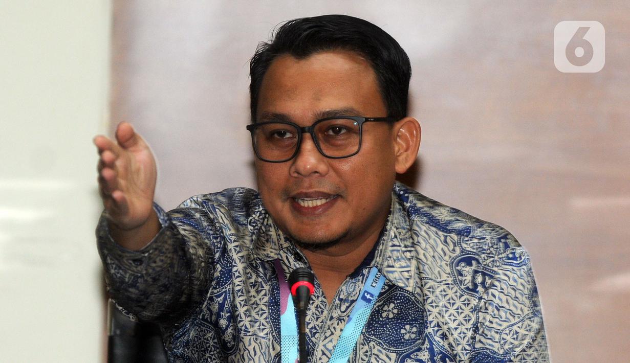 Juru Bicara KPK, Ali Fikri memberikan keterangan terkait OTT di Sidoarjo di Gedung KPK, Jakarta, Rabu (8/1/2020). Keenam tersangka tersebut adalah Sidoarjo Saiful Ilah, Sunarti Setyaningsih, Judi Tetrahastoto, Sanadjihitu Sangadji dan Ibnu Ghopur dan Totok Sumedi. (merdeka.com/Dwi Narwoko)