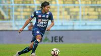 Adam Alis pasrahkan masa depan ke agen. (Bola.com/Iwan Setiawan)