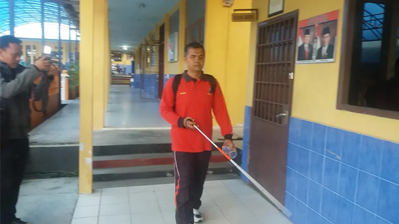  Kisah Guru Tunanetra yang Jadi Idola Semua Siswanya