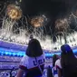 Pesta kembang api menandai berakhirnya Olimpiade 2024 di Saint-Denis, Stade de France, Prancis, Senin (12/8/2024). (AP Photo/Ashley Landis)