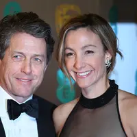 Hugh Grant dikabarkan akan menikahi wanita yang sudah lama dipacarinya, Anna Eberstein. (Justin TALLIS / AFP)
