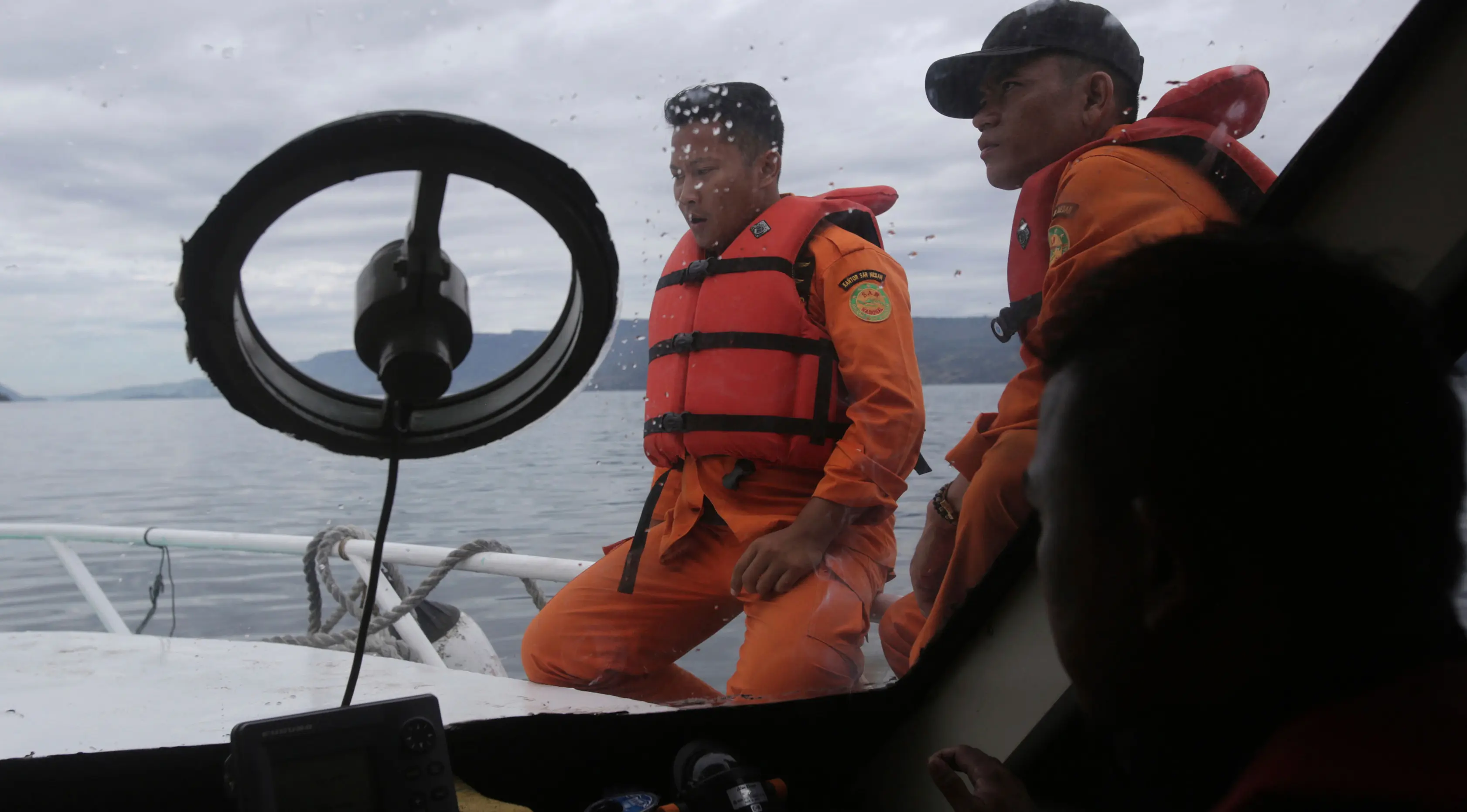 Tim SAR melakukan pencarian korban KM Sinar Bangun yang tenggelam di Danau Toba, Sumatra Utara, Rabu (20/6). Sebelumnya, KM Sinar Bangun yang mengangkut 128 penumpang tenggelam di Danau Toba pada Senin (18/6) sore. (AP/Binsar Bakkara)
