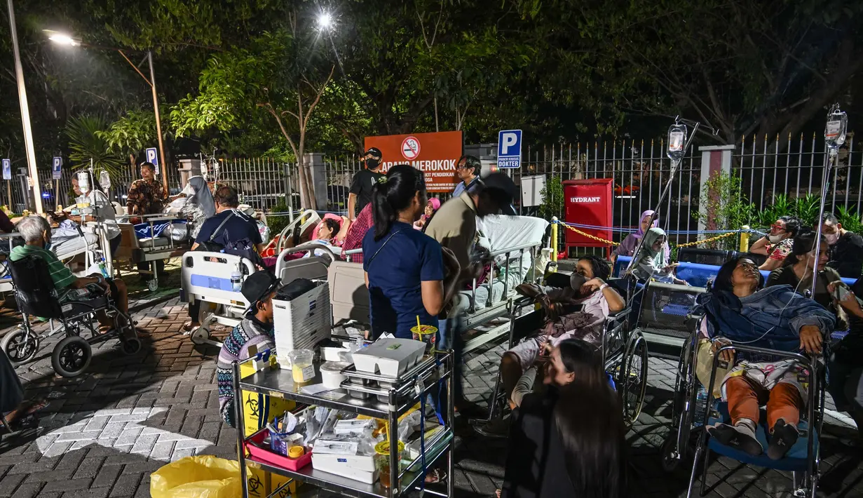 Setelah sempat dievakuasi ke luar gedung, pasien di Rumah Sakit Universitas Airlangga (Unair) Surabaya telah kembali masuk ke kamar perawatan. (JUNI KRISWANTO/AFP)