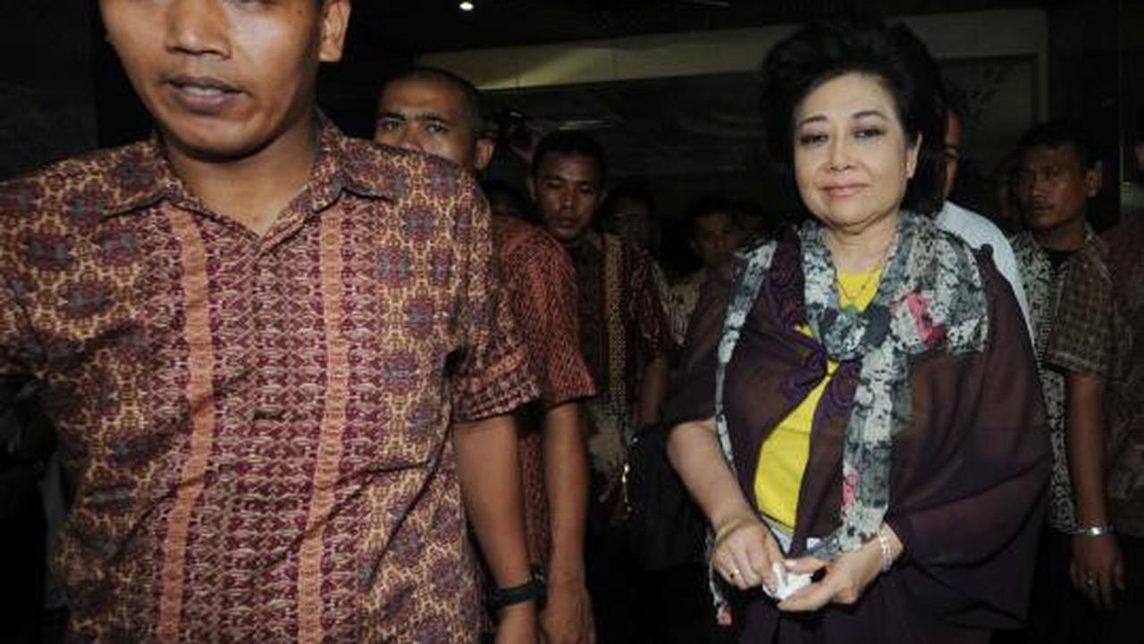 Usai jalani sidang mendengarkan saksi, Siti Hartati tersenyum 