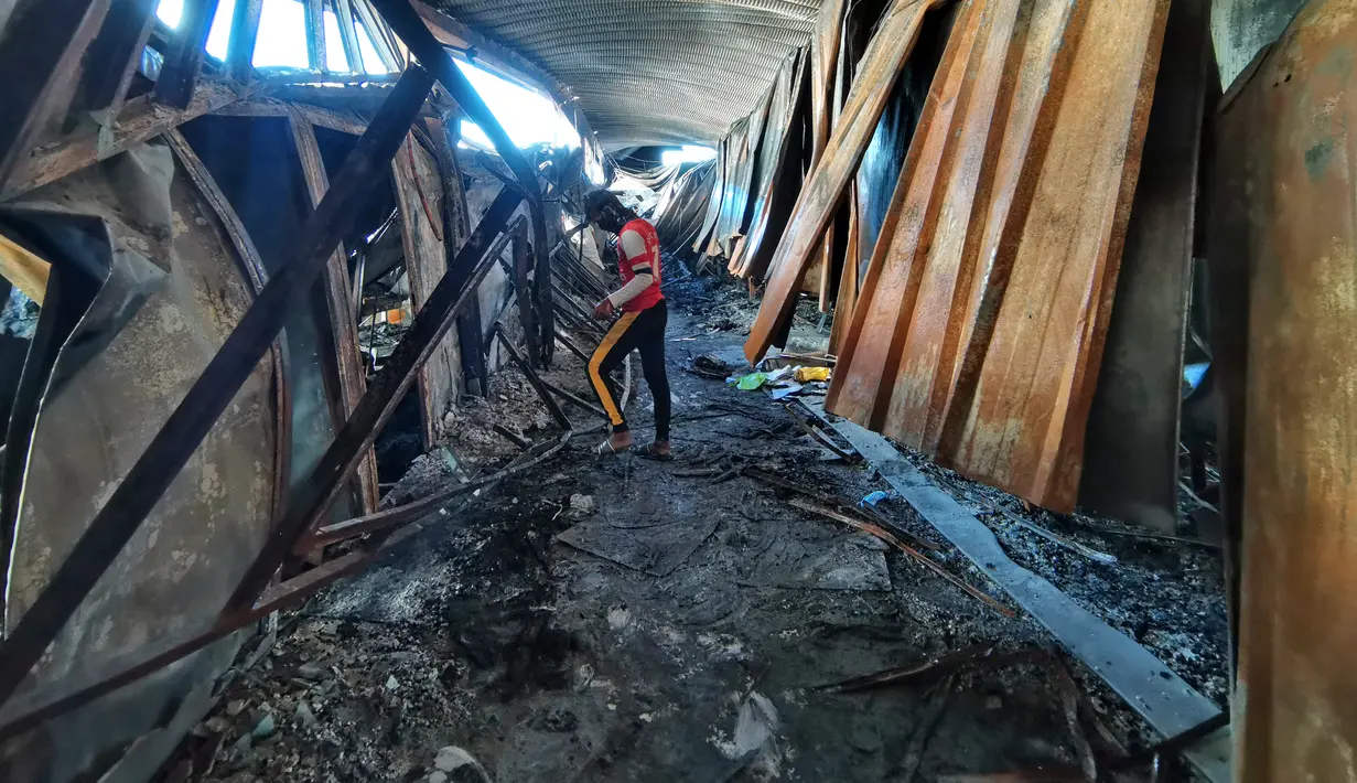 Seorang pria melihat-lihat bangsal isolasi corona COVID-19 yang porak-poranda di rumah sakit Al-Hussein setelah kebakaran besar di kota Nasiriyah, Irak selatan, Selasa (13/7/2021). Diketahui, bangsal isolasi itu memiliki ruang untuk 70 tempat tidur. (Asaad NIAZI/AFP)