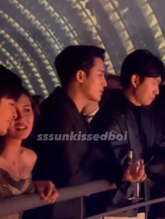 Di samping itu, momen keduanya yang tetap asyik berbicara meski berada di samping Mingyu Seventeen curi atensi netizen di media sosial X.  Definisi dunia milik berdua, yang lain ‘ngontrak’ termasuk Mingyu Seventeen. [X]