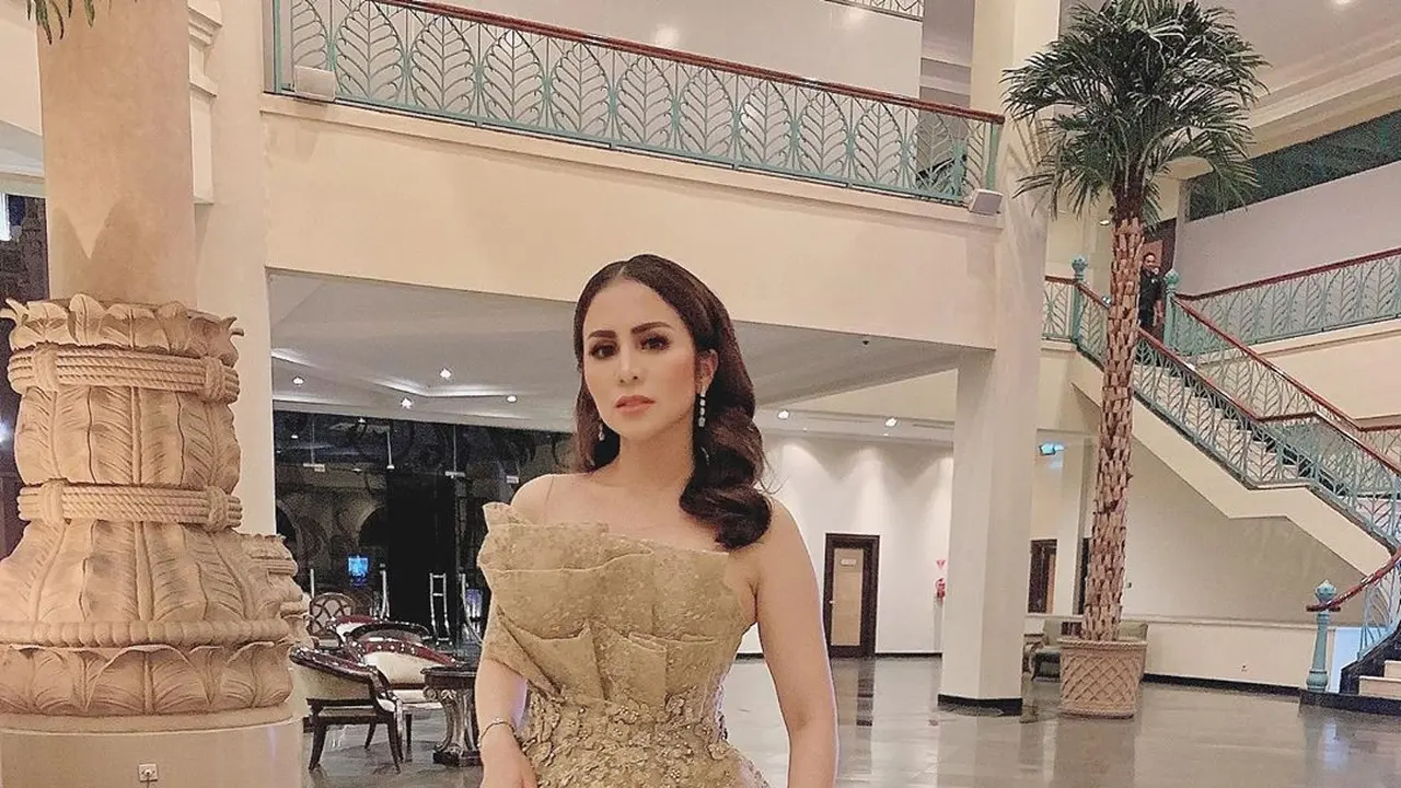 Manggung Lagi, Ini 7 Potret Penampilan Momo Geisha yang Curi Perhatian