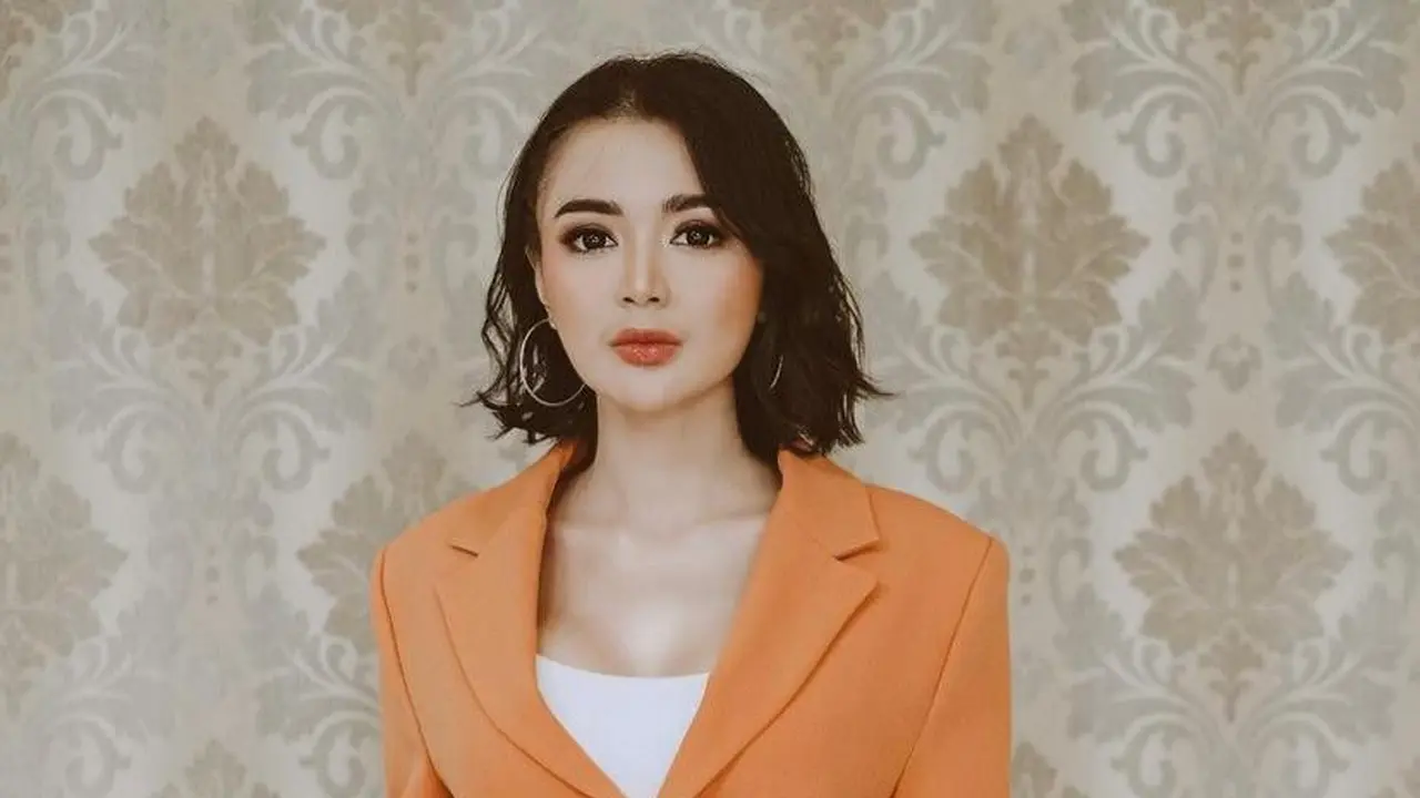 Casual hingga Formal, Intip 8 Gaya Modis Wika Salim dengan Outerwear