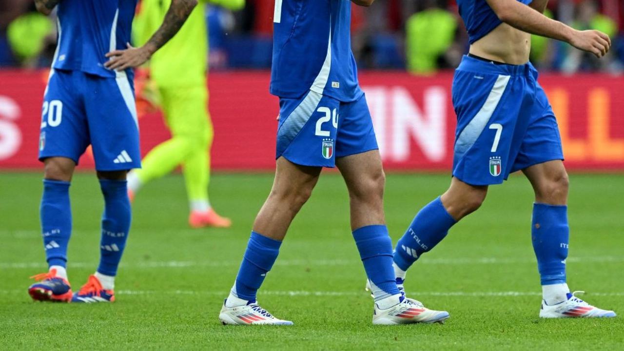Sejumlah pemain Timnas Italia tertunduk lesu setelah menelan kekalahan menyakitkan dari Timnas Swiss dalam babak 16 besar Euro 2024 di&nbsp;Olympiastadion, Berlin, Jerman, Sabtu (29/6/2024). Kekalahan ini dengan skor 0-2 ini membuat sang juara bertahan ha