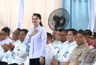 Prabowo sempat kaget ketika Gubernur Maluku Utara Sherly Tjoanda mendapat tepuk tangan meriah dari tamu undangan yang terdiri dari pekerja dan masyarakat setempat. (Foto: Tangkapan Layar YouTube Sekretariat Presiden)