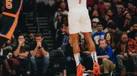 Guard Sixers, James Harden melakukan jump shooting saat dijaga oleh pemain Knicks Grimes. (Instagram/Sixers)