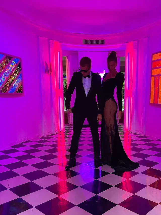 Gaya Kompak Justin Bieber dan Hailey Sebagai Pasangan Bucin Sejati