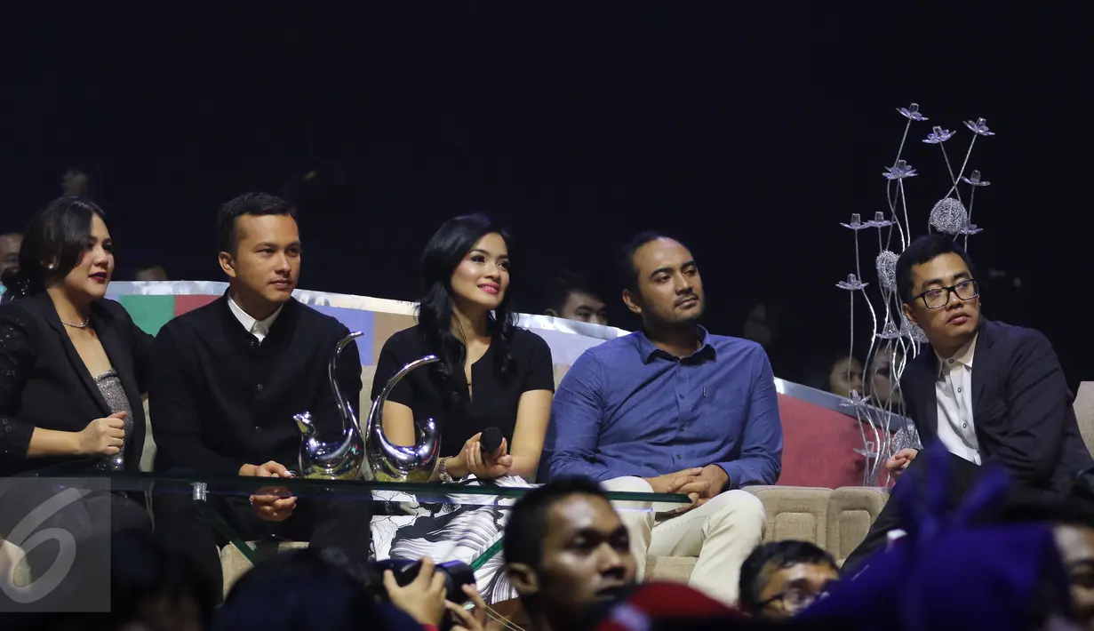 (Ki-ka) Sissy Priscilla, Nicholas Saputra, Titi Kamal, dan Dennis Adhiswara saat menghadiri 'The Biggest Concent Ada Apa dengan Cinta? 2' di Studio 6 Emtek City, Jakarta, Kamis (31/3). (Liputan6.com/Herman Zakharia)