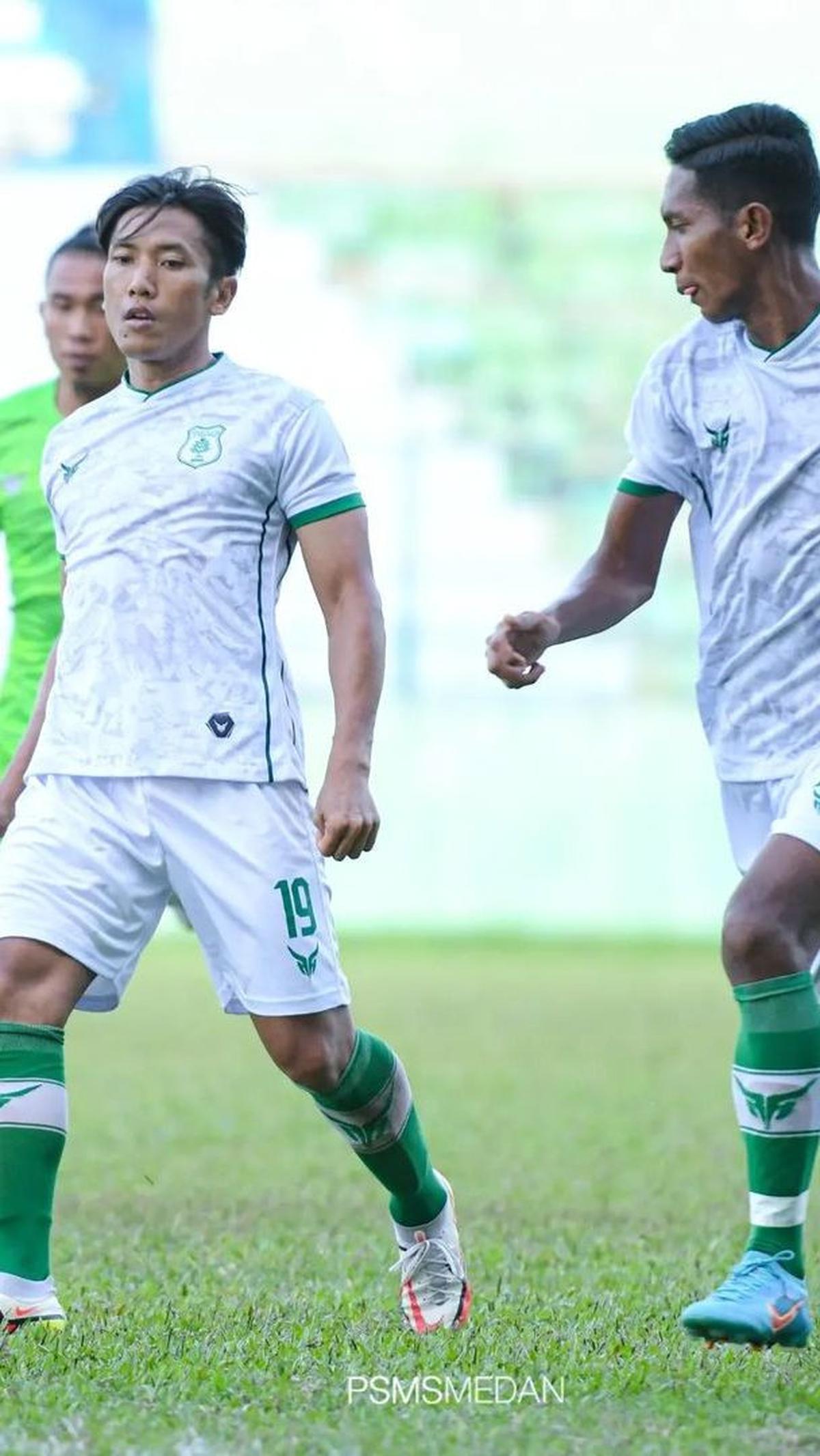 Perbedaan jersey<i> </i>tandangnya terlihat tanpa ada tulisan "ADHOC" sehingga terkesan polos.