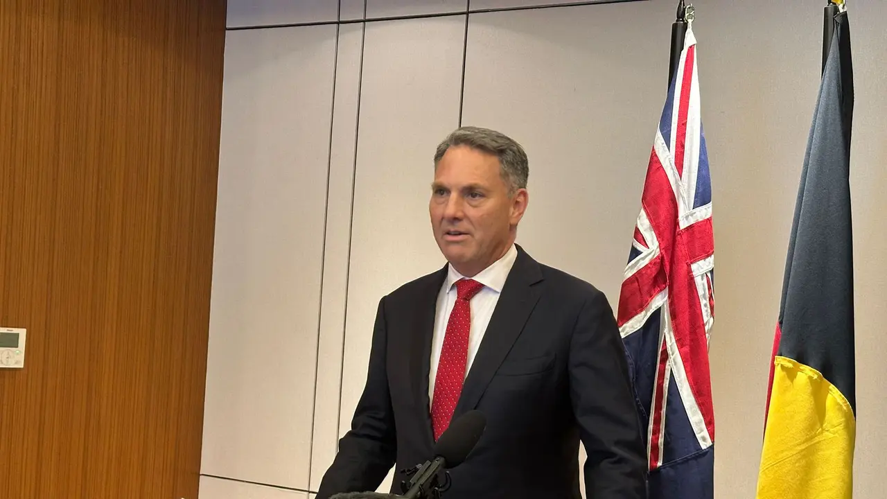 Wakil Perdana Menteri sekaligus Menteri Pertahanan Australia Richard Marles dalam pernyataan pers kepada media, Kamis (5/6/2025). (Liputan6.com/Benedikta Miranti)