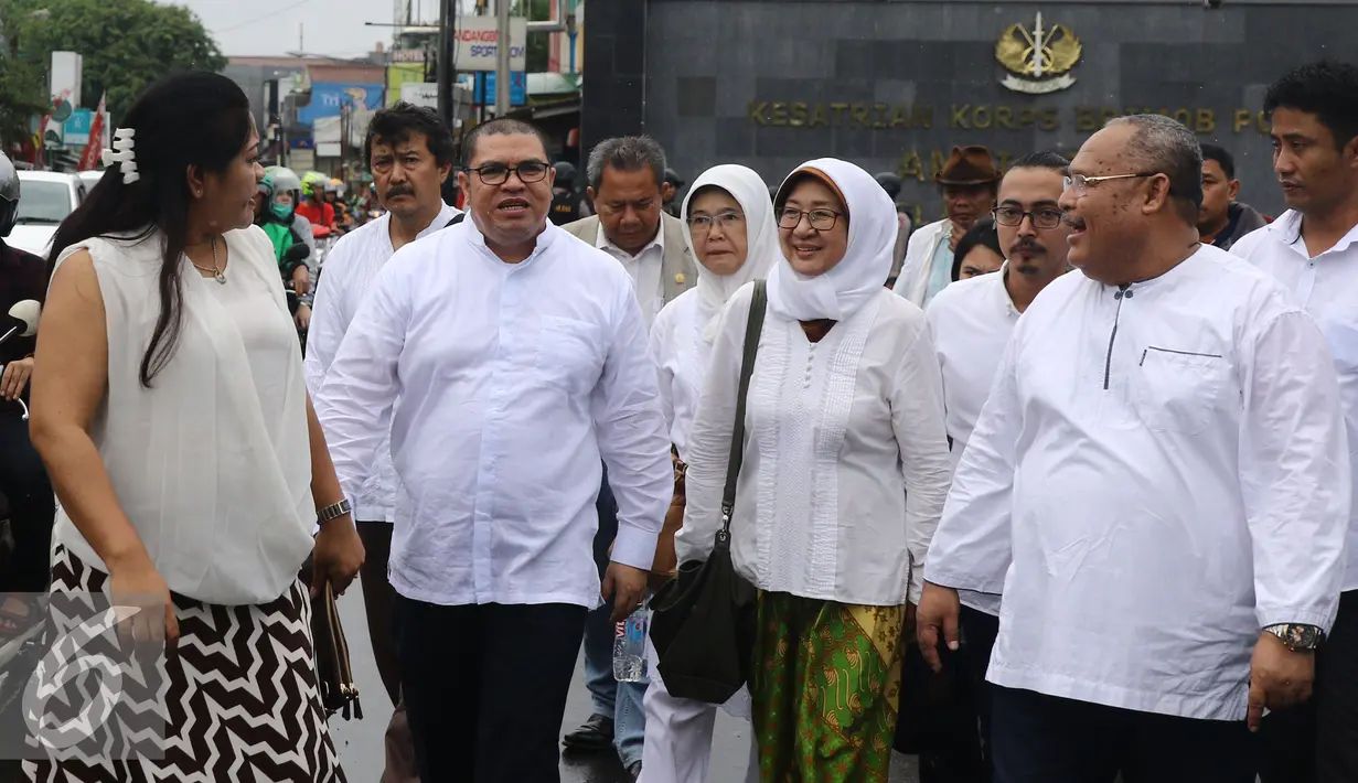 Kuasa hukum aktivis Sri Bintang Pamungkas, Razman Arif Nasution (kedua kiri) saat tiba di Mako Brimob Kelapa Dua, Depok, Jawa Barat, Jum'at (2/12). (Liputan6.com/Herman Zakharia) 