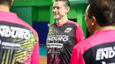 Pelatih Jakarta Pertamina Enduro, Bulent Karslıoglu, tampak santai dalam sesi latihan yang bertempat di GOR Bulungan, Jakarta Selatan pada Selasa (31/12/2024). (Bola.com/Abdul Aziz)