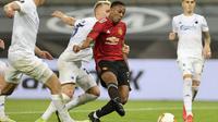 Striker Manchester United (MU) Anthony Martial dilanggar dalam laga kontra Copenhagen pada perempat final Liga Europa di Cologne, Jerman, Selasa (11/8/2020) dini hari WIB. (Wolfgang Rattay / Pool via AP)