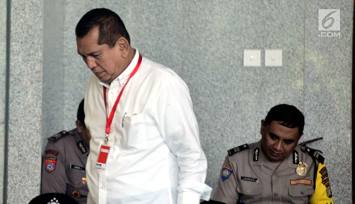 Mantan anggota DPR, Chairuman Harahap mendatangi Gedung KPK, Jakarta, Jumat (28/7). Chairuman Harahap akan menjalani pemeriksaan sebagai saksi kasus dugaan korupsi terkait proyek pengadaan e-KTP dengan tersangka Setya Novanto. (Liputan6.com/Helmi Afandi)