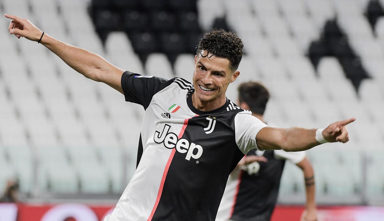 Striker Juventus, Cristiano Ronaldo, melakukan selebrasi usai mencetak gol ke gawang Lazio pada laga Serie A di Stadion Allianz, Turin, Senin (20/7/2020). Juventus menang 2-1 atas Lazio. (Marco Alpozzi/LaPresse via AP)