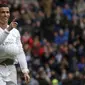 Cristiano Ronaldo melakukan selebrasi unik dengan memasukkan bola ke dalam kaosnya, Spanyol, Sabtu (5/3/2016). Ronaldo mencetak 4 gol saat menggilas Celta Vigo 7-1 di Santiago Bernabeu pada jornada 28 La Liga 2015/16. (Reuters/Susanna Vera)  