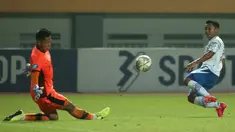 Persib Bandung meraih hasil imbang ketiganya berturut-turut usai ditahan imbang 0-0 Pesikabo 1973 dalam laga pekan ke-5 BRI Liga 1 2021/2022, Senin (27/9/2021). Hasil ini tak lepas dari penampilan gemilang kiper Persikabo 1973, Syahrul Trisna Fadillah. (Bola.com/Ikhwan Yanuar)