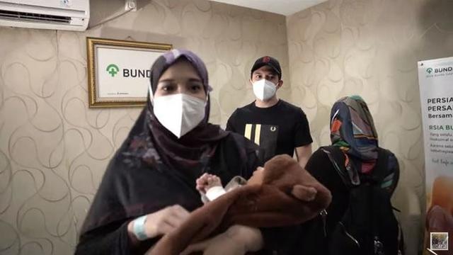 Disambut Keluarga, Ini 7 Momen Zaskia Sungkar Pulang ke Rumah Pasca Melahirkan