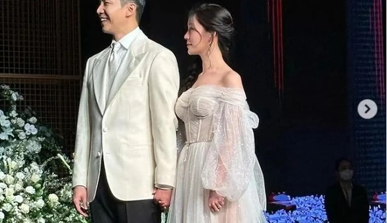 Di acara selanjutnya, keduanya berganti outift serba putih. Foto: Instagram.