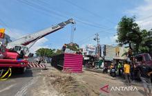 Truk Kontainer Terguling di Turunan Silayur Semarang, Tiga Pengendara Terluka