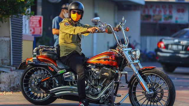 Disebut Mirip Aldebaran, Ini 6 Potret Dede Fajar Kurniawan Adik Bungsu Denny Cagur