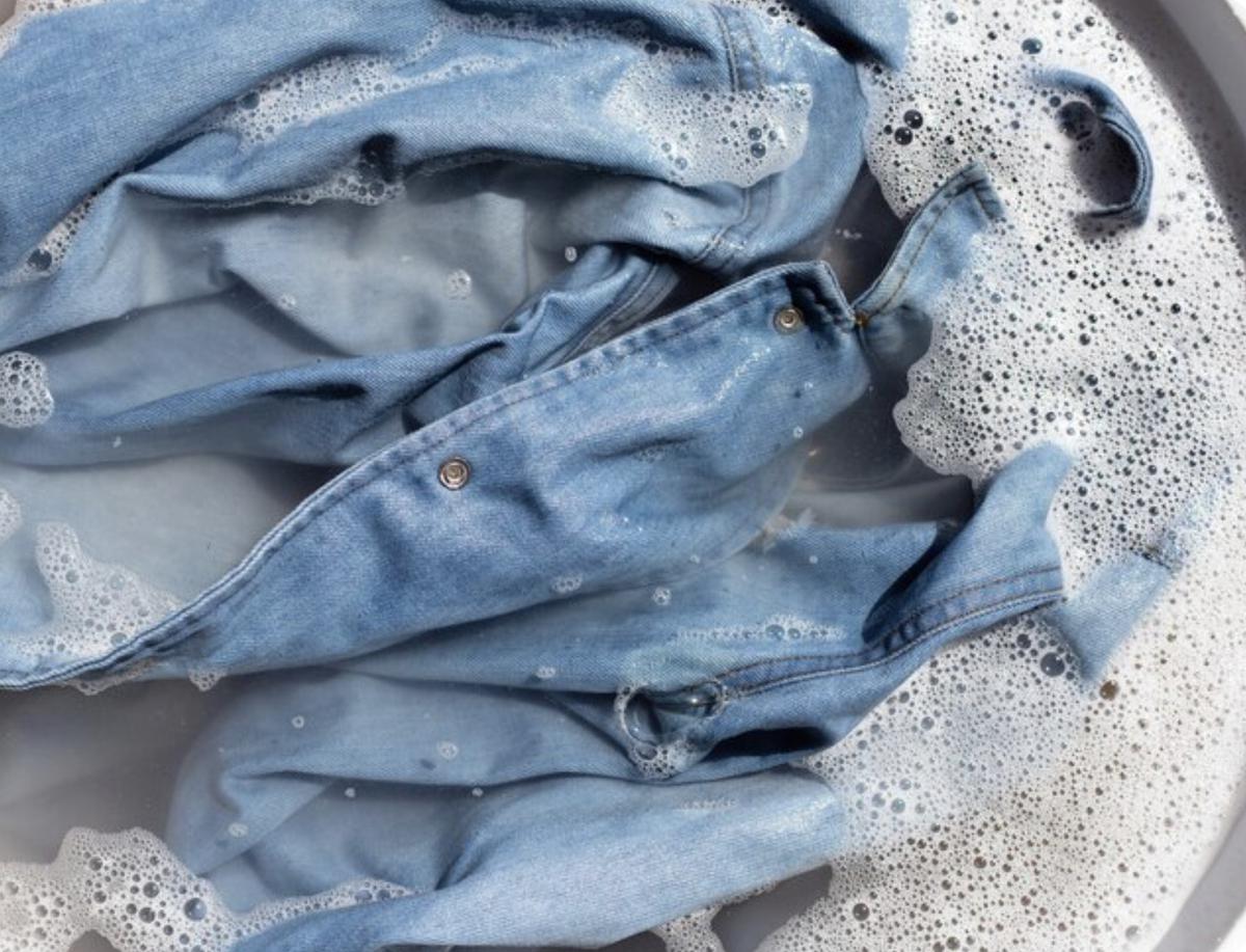 Tips Merawat Jaket Denim Agar Tidak Gampang Pudar dan Tahan Lama (photo by freepik.com)