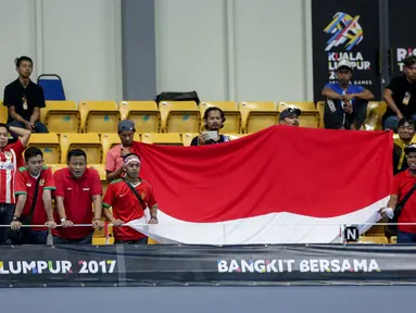 Suporter Indonesia hadir memberikan semangat Timnas futsal putra Indonesia dalam laga ketiga futsal SEA Games 2017 di Shah Alam, Selangor,Malaysia, Jumat (25/8). Timnas futsal putra Indonesia kalah dengan skor 1-4. (Liputan6.com/Faizal Fanani)