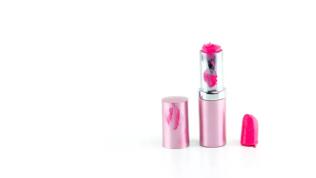 Memperbaiki Lipstik yang Patah
