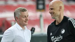 Pelatih Manchester United, Ole Gunnar Solskjaer berbincang dengan pelatih Copenhagen Stale Solbakken usai pertandingan perempat final Liga Europa di RheinEnergieStadion, di Cologne, Jerman (10/8/2020). MU lolos ke babak semifinal Liga Europa usai menang 1-0. (AFP/Pool/Wolfgang Rattay)