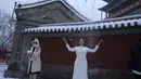 Bagi banyak orang di Beijing, hujan salju berarti saatnya merapikan pakaian dan keluar untuk mengambil foto kota yang dihiasi arsitektur tradisional dari dinasti Ming dan Qing yang memerintah negara ini selama lebih dari lima abad. (AP Photo/Ng Han Guan)