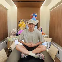 Gong Yoo berfoto dengan hadiah ulang tahun dari penggemarnya. [Foto: Instagram/gongyoo_official]