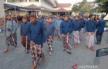 Unik! Ratusan Lurah DIY Berpakaian Adat dan Telanjang Kaki Jaga Malioboro Saat Aksi Mahasiswa