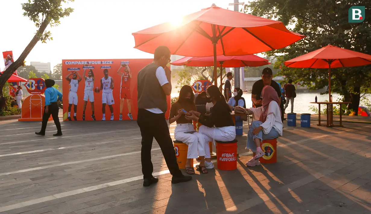 Seorang pesulap kartu sedang menghibur pengunjung di Fan Zone Piala Dunia FIBA 2023 yang terletak di Senayan Park, Jakarta, Rabu (23/08/2023). (Bola.com/Bagaskara Lazuardi)