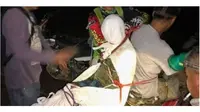 Viral, Tenaga Medis Ini Rela Gendong Jenazah Pakai Motor untuk Dibawa ke Pemakaman (Sumber: World of Buzz)