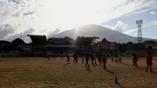Suasana&nbsp;saat kegiatan&nbsp;coaching clinic di Stadion Gelora Kie Raha, Ternate, dengan latar gunung Gamalama, Minggu (13/8/2023) sore hari WIT. (Bola.com/Okie Prabhowo)