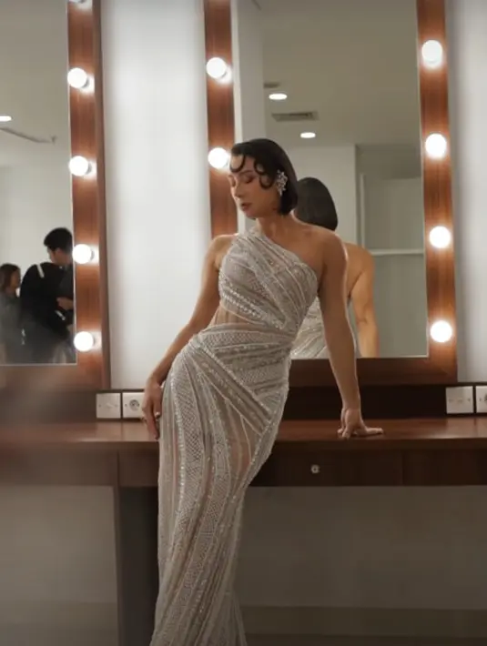 Gaun ini tak hanya sekadar pamer body goals Jennifer Bachdim, melainkan juga gesture-nya yang kekar [@jenniferbachdim]